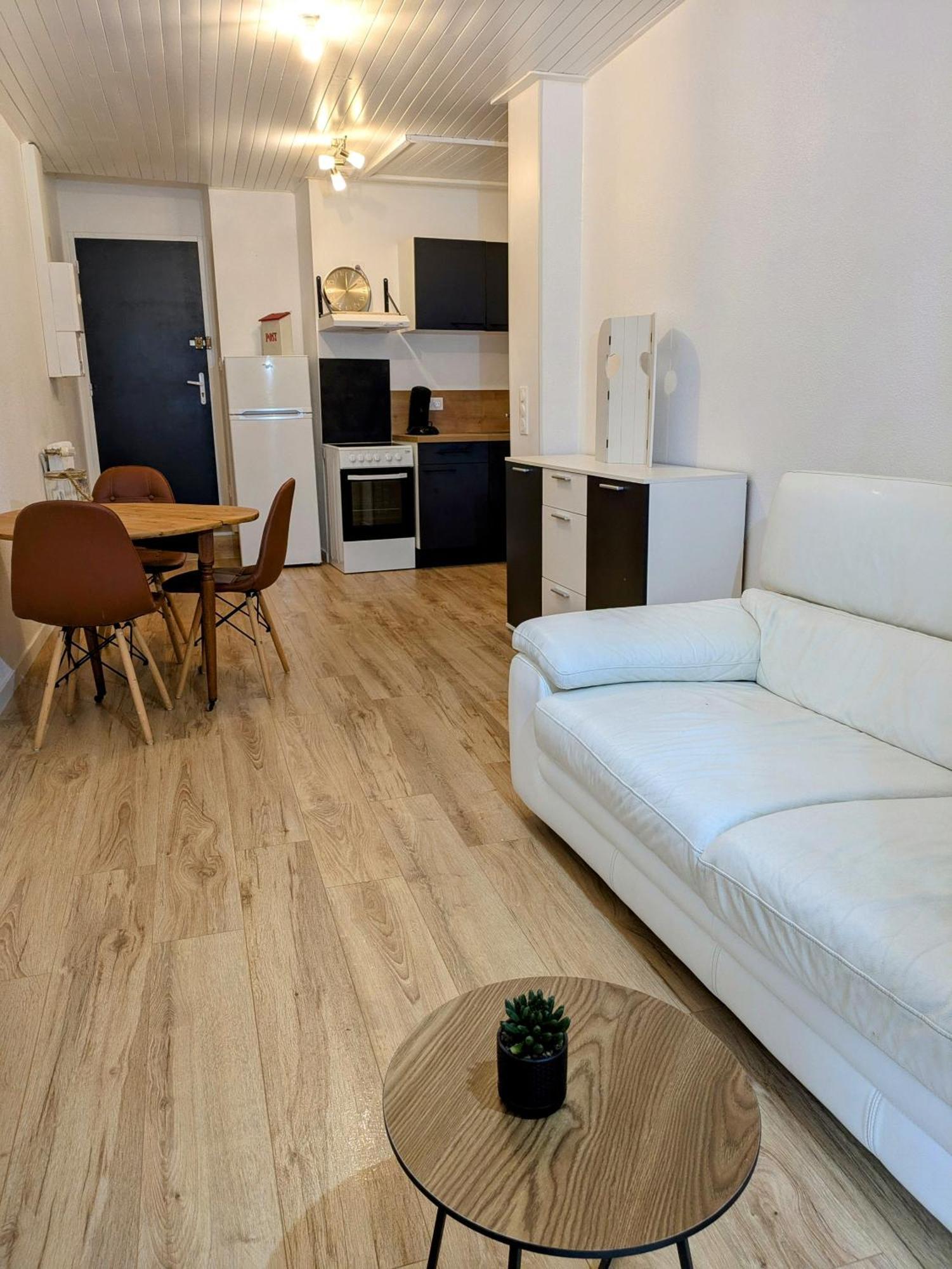 Sous La Tour Daire Poligny  Dış mekan fotoğraf