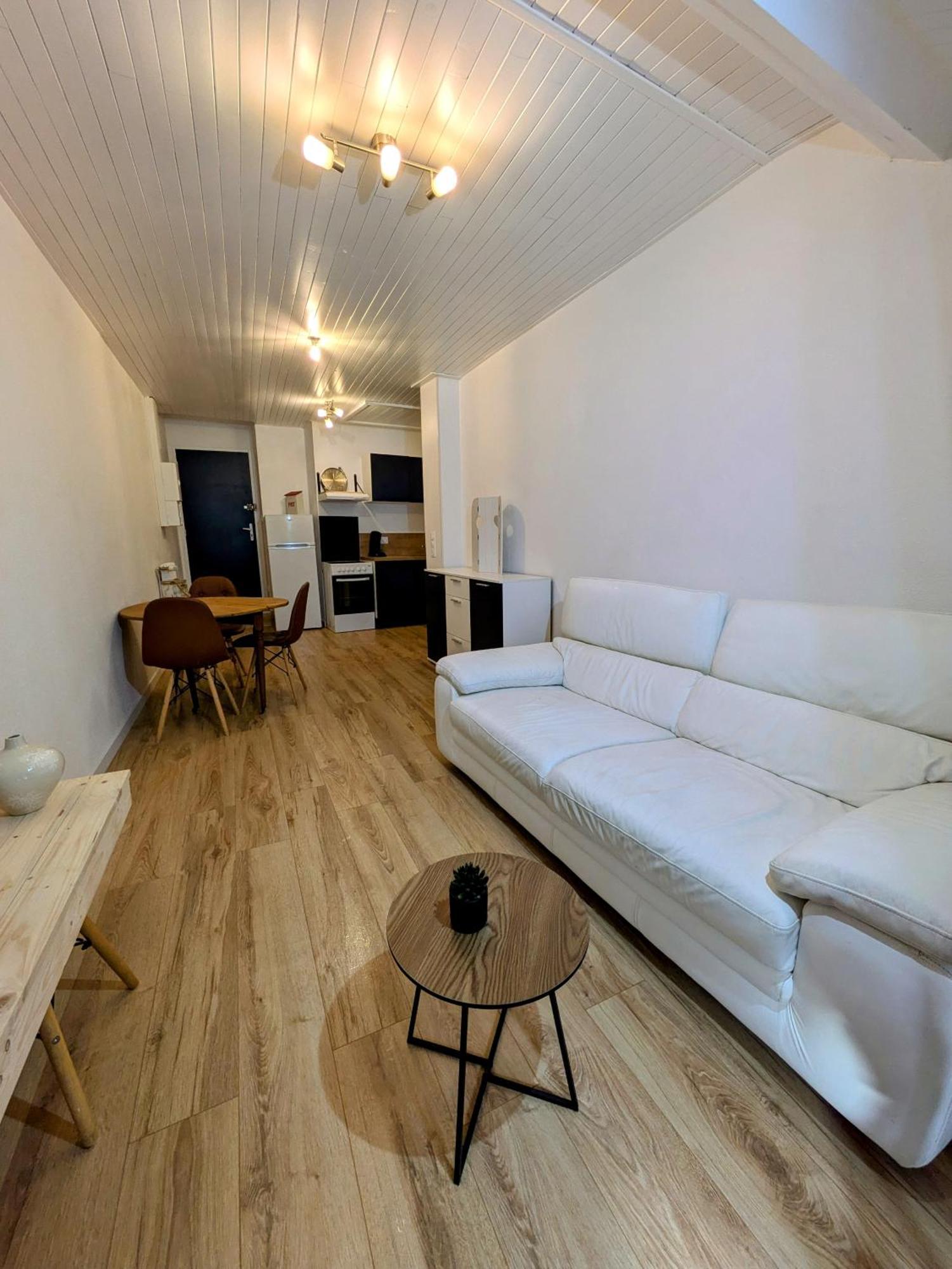 Sous La Tour Daire Poligny  Dış mekan fotoğraf
